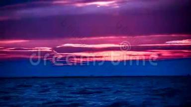 美丽的海滩上令人惊叹的紫色日落